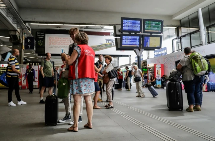 L'aide aux voyageurs à la gare Montparnasse à Paris, le 30 juillet 2018 