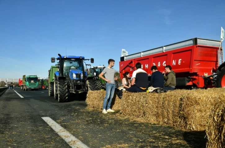 Des agriculteurs bloquent l'autoroute A63 près de Bayonne, le 23 janvier 2024 en Pyrénées-Atlantiques