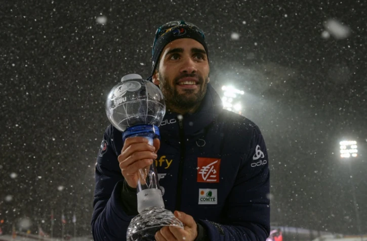 Le biathlète français Martin Fourcade pose avec le petit globe du sprint après avoir remporté le 10 km sprint, le 22 mars 2018 à Tioumen en Russie