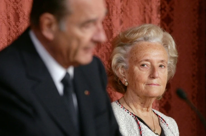 L'ex-président français Jacques Chirac s'exprime aux côtés de son épouse Bernadette, le 5 mai 2006 à Paris