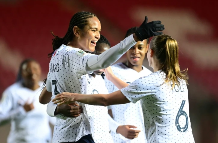 La joie des joueuses de l'équipe de France après le premier but contre le pays de Galles, signé Wendie Renard à Llanelli, le 8 avril 2022
