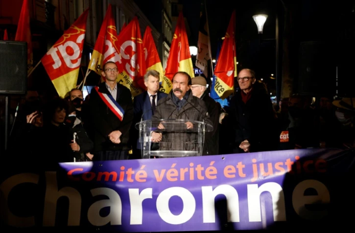 Photo prise le 8 février 2022 montrant le secrétaire-général de la CGT Philippe Martinez, aux côtés du maire du 11ème arrondissement de Paris Francois Vauglin (gauche) et du candidat du Parti communiste à l'élection présidentielle en France, Fabien Roussel.