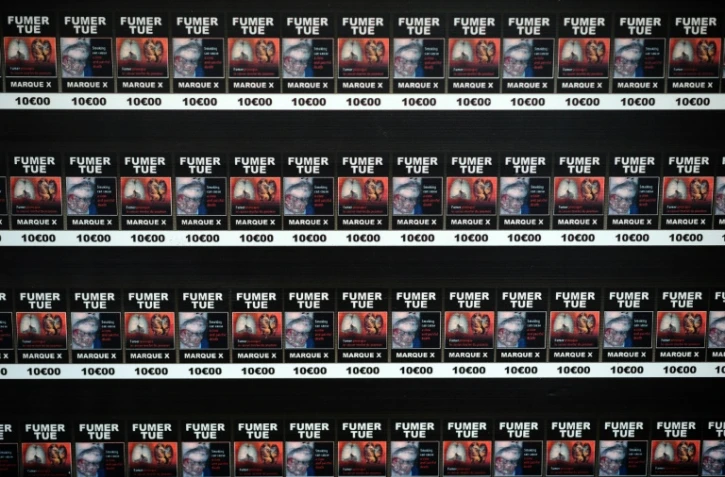 Des paquets de cigarettes factices sont exposés lors d'une manifestation contre l'instauration du paquet neutre dans les bureaux de tabac, le 8 septembre 2015 à Toulouse 