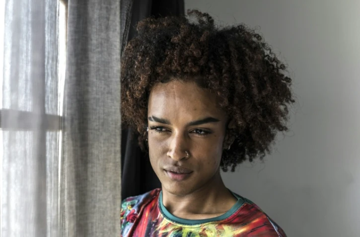 Le maquilleur professionnel Leonardo Oliveira pose pour un portrait dans son appartement à Mindelo, le 25 mai 2026