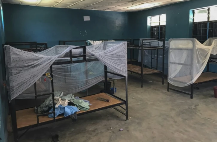 Des lits et des vêtements abandonnés dans un dortoir de l'école catholique Sainte Mary, à Papiri, dans l'ouest du Nigeria, le 23 novembre 2025, quelques jours après l'enlèvement de plus de 300 élèves et enseignants