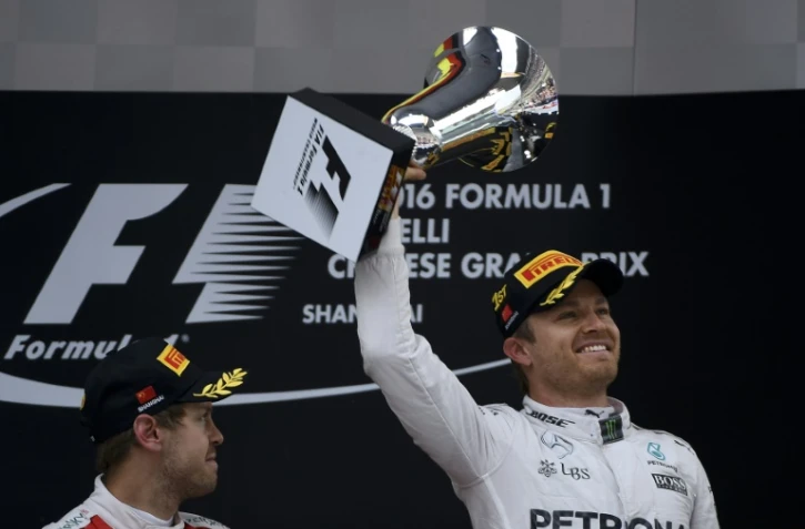 L'Allemand Nico Rosberg (Mercedes) brandit le trophée après sa victoire au GP de Chine de F1, le 17 avril 2016 à Shanghai