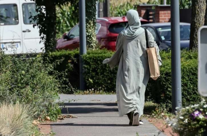 Une femme en abaya dans une rue de Lille, le 28 août 2023 dans le Nord
