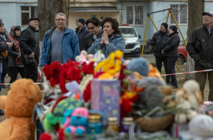Des jouets et des fleurs déposés devant un immeuble d'habitation touché dans la nuit l'avant-veille par une frappe meurtrière de drone russe à Odessa, le 3 mars 2024