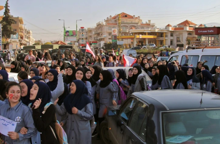 De jeunes Libanais participent le 7 novembre 2019 à une manifestation contre le pouvoir à Baalbek, dans l'est du pays