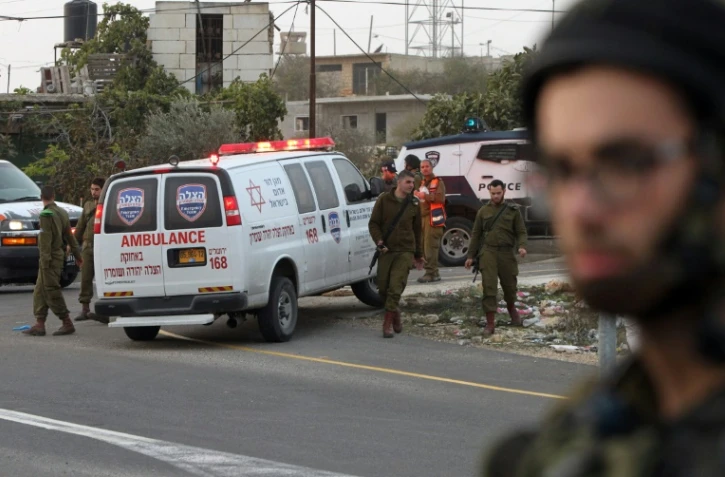Secours et forces de sécurité israéliennes à Halhul, près de Hébron en Cisjordanie, le 4 novembre 2015