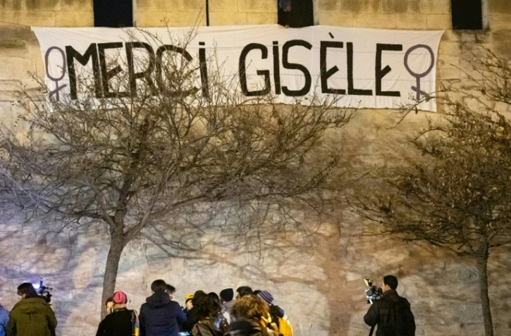Banderole de l'association Amazones84, devant le palais de justice d'Avignon, le 18 décembre 2024