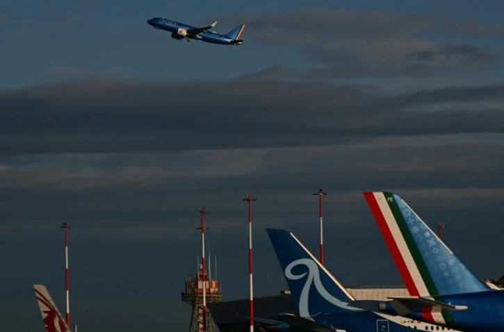 L'avion papal qui emmène Léon XIV à  Ankara décolle de l'aéroport Fiumicino de Rome le 27 novembre 2025