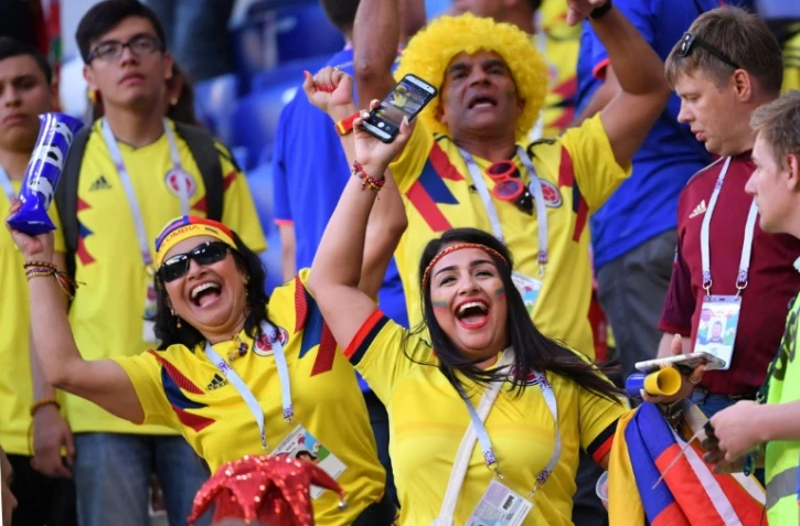 Des supporters et supportrices de la Colombie exultent après la qualification de leur sélection pour les 8e finale du Mondial, le 28 juin 2018 à Samara