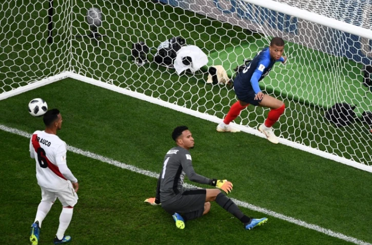 L'attaquant français Kylian Mbappé ouvre le score face au Pérou lors du Mondial, le 21 juin 2018 à Ekaterinbourg
