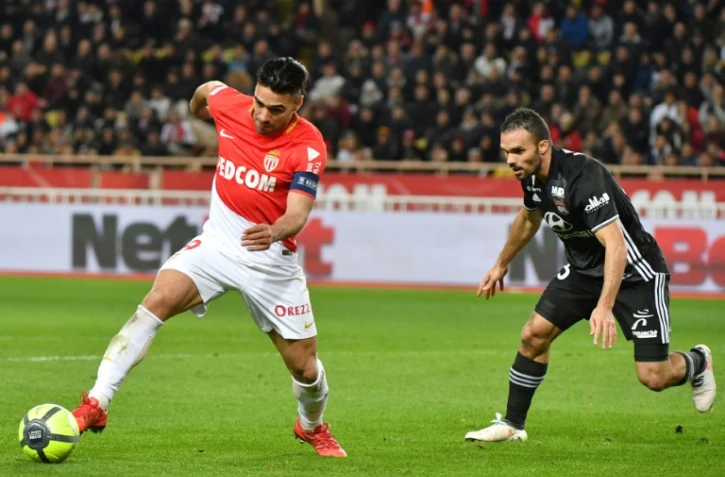 Le buteur et capitaine colombien de Monaco Radamel Falcao s'apprête à tirer devan t le défenseur de Lyon Jérémy Morel, le 4 février 2018 au stade Louis-II