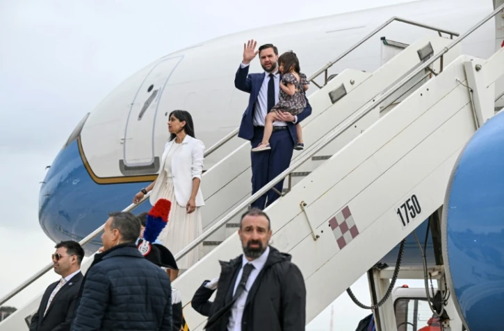 Le vice-président américain JD Vance (c) arrive avec son épouse Usha Vance (g) et sa fille Mirabel, dans ses bras, à l'aéroport Ciampino à Rome, le 18 avril 2025