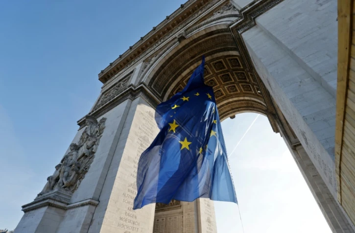 Le drapeau de l'Union européenne sous l'Arc de Triomphe, sur la place de l'Etoile à Paris, le 10 mars 2022