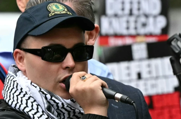 Le rappeur nord-irlandais du trio Kneecap, Liam O'Hanna, dit Mo Chara, devant le tribunal de Westminster à Londres le 20 août 2025