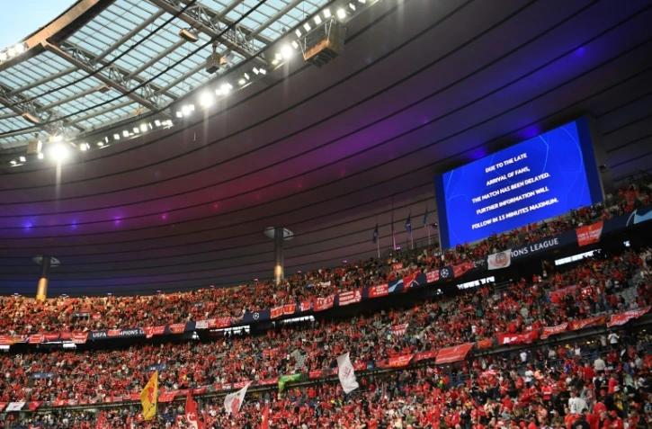 Un écran informe les supporters du retard de la finale Liverpool-Real Madrid de la Ligue des champions, au Stade de France à Saint-Denis, le 28 mai 2022