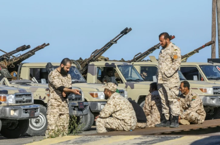 Des forces loyales au gouvernement libyen d'union nationale (GNA) venues de Misrata positionnées en banlieue de la capitale Tripoli, le 6 avril 2019
