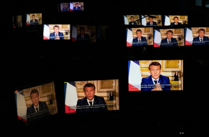 Le président Emmanuel Macron sur des écrans lors de son allocution du 13 avril 2020 à Paris