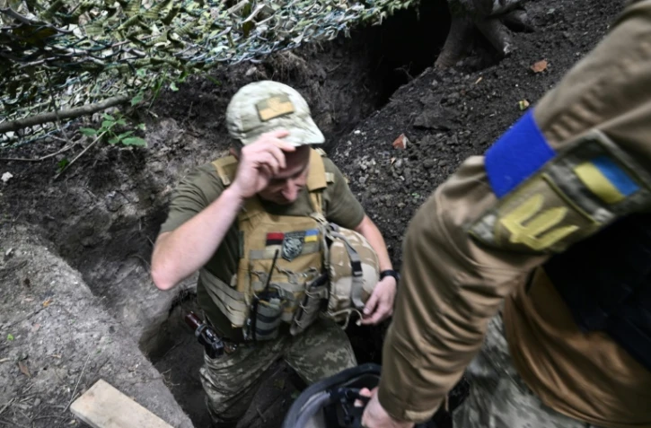 Des soldats ukrainiens dans une tranchée dans la région de Soumy, sur la ligne de front dans le nord-est de l'Ukraine, le 2 août 2022