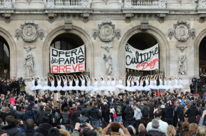 Des danseuses de l'opéra de Paris dansent sur le parvis du palais Garnier contre la réforme des retraites, le 24 décembre 2019
