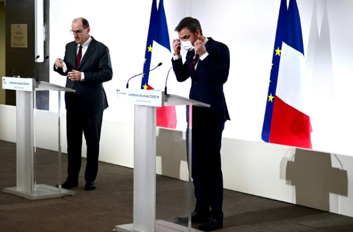 Le Premier ministre Jean Castex et le ministre de la Santé Olivier Véran lors d'une conférence de presse le 18 mars 2021 à Paris
