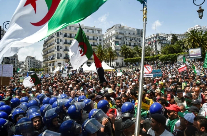 Des Algériens commencent à se rassembler au centre d'Alger le 17 mai 2019 pour le 13e vendredi consécutif de manifestations contre le système