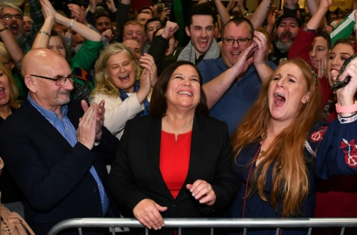 La cheffe du Sinn Fein Mary Lou McDonald (C) célèbre sa victoire aux élections législatives le 9 février 2020 à Dublin