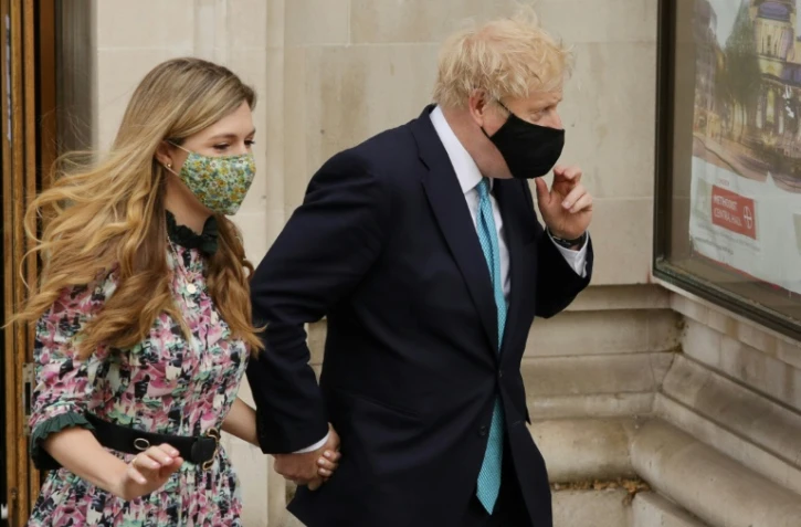 Le Premier ministre Boris Johnson et sa conjointe Carrie Symonds après avoir voté aux élections locales à Londres le 6 mai 2021
