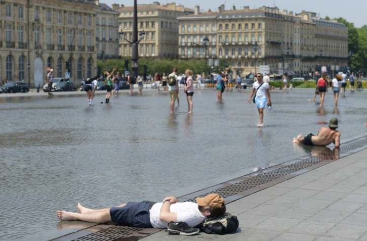 Des personnes se rafraîchissent dans une fontaine miroir, le 22 juin 2017 à Bordeaux