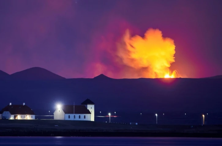 La résidence du président islandais et en arrière-plan une éruption volcanique visible depuis Reykjavik, le 5 mai 2021