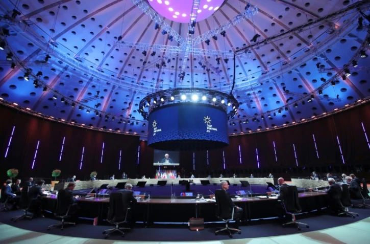 Les dirigeants des 27 réunis pour un sommet social à Porto, lors d'un dîner informel, le 7 mai 2021 au Portugal