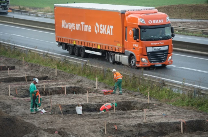 Des ouvriers s'activent sur le chantier du mur de Calais, le 20 septembre 2016