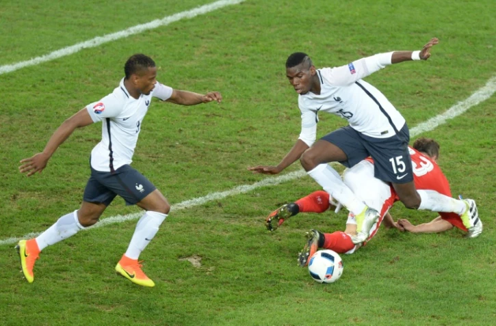 Les Français Patrice Evra et Paul Pogba sur la pelouse à l'état déplorable du stade de Lille, lors du match contre la Suisse, le 19 juin 2016