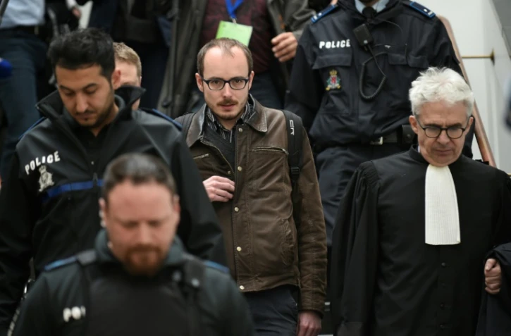 Antoine Deltour et son avocat William Bourdon à la sortie du palais de justice le 26 avril 2016 à Luxembourg 