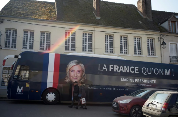 Le bus de campagne de Marine Le Pen, candidate du Rassemblement national à l'élection présidentielle, à Courtenay, dans le département du Loiret, le 19 mars 2022