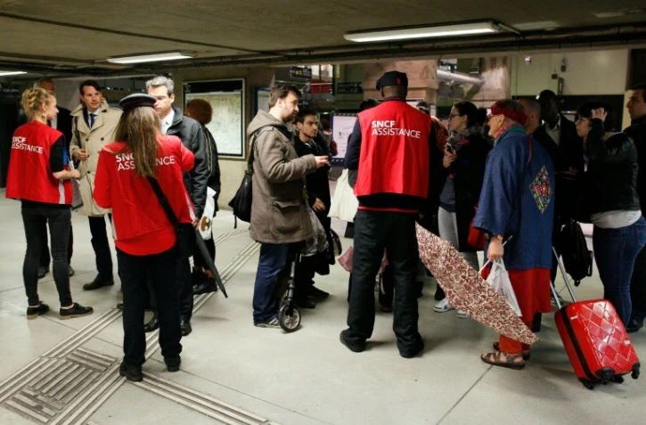 Des voyageurs en quête d'information auprès des agents SNCF le 31 mai 2016 gare Montparnasse à Paris