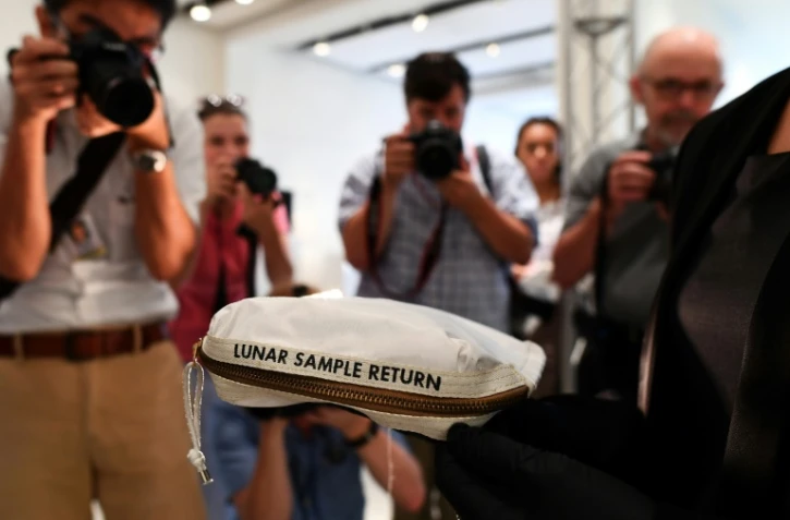 La pochette qu'utilisa Neil Armstrong pour ranger les premiers échantillons lunaires jamais ramassés par l'Homme, présentée le 13 juillet 2017 à New York