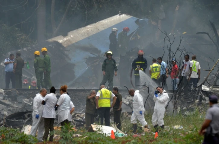 Les secours sur le site du crash de l'avion de la compagnie cubaine Cubana de aviacion peu après son décollage de l'aéroport Jose Marti de La Havane, le 18 mai 2018