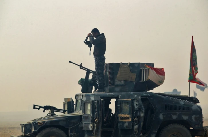Un soldat des forces armées irakiennes debout sur son véhicule tient une position à Al-Choura, au sud de Mossoul, le 24 octobre 2016