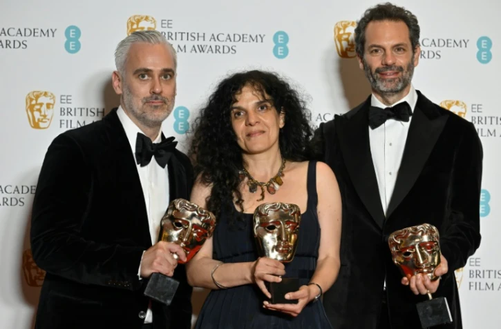 Le producteur britannique Iain Canning(G), la productrice britannique Tanya Seghatchian et le producteur australien Emile Sherman récompensé aux BAFTA pour le meilleur film "The Power of the Dog" de la réalisatrice Jane Campion, le 13 mars 2022 Londres