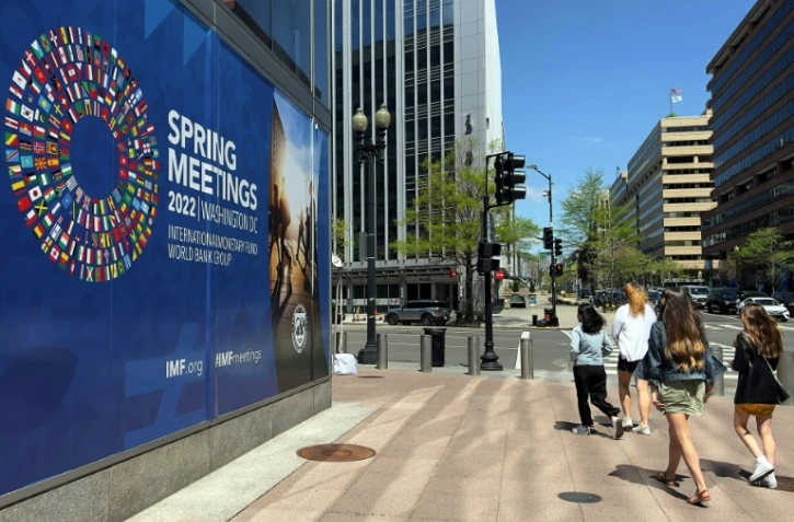 Une affiche annonçant la tenue des réunions de printemps 2022 du Fonds monétaire international et de la Banque mondiale, le 17 avril 2022 à Washington