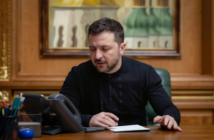 Photo diffusée par le service de presse de la présidence ukrainienne, le 12 février 2025, du président ukrainien Volodymyr Zelensky dans son bureau à Kiev lors d'un appel téléphonique avec le président américain Donald Trump