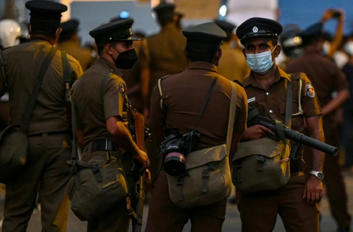 Des policiers dans une rue de Colombo, le 3 avril 2022