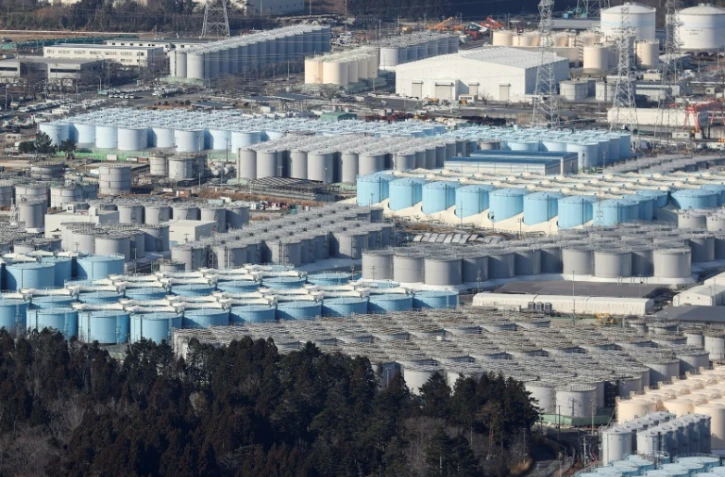 Cette photo aérienne prise par Jiji Press le 14 février 2021 montre une vue des réservoirs utilisés pour le stockage de l'eau traitée à la centrale nucléaire paralysée de Fukushima Daiichi de TEPCO à Okuma, dans la préfecture de Fukushima