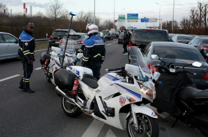 Des VTC en colère bloquent la circulation sur l'A1 près de Paris, le 16 décembre 2016