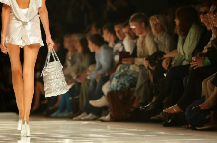 Un mannequin présente une création du couturier italien Roccobarocco, à Milan le 23 septembre 2007