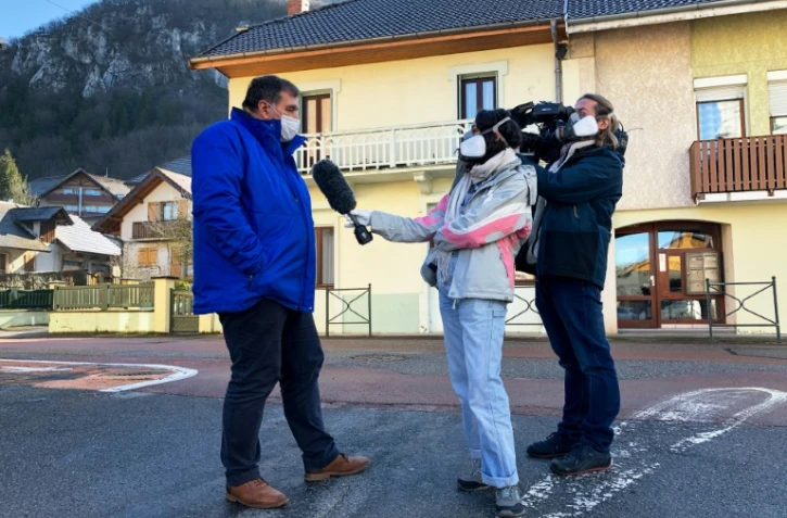 Le maire de  Balme-de-Sillingy François Daviet (g) répond à des journalistes le 28 février 2020 depuis sa localité